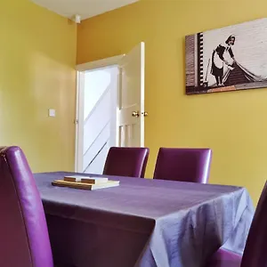 Perry Road, Beautiful Large House Available For Guests And Contractors Parking Wifi Holiday home Nottingham