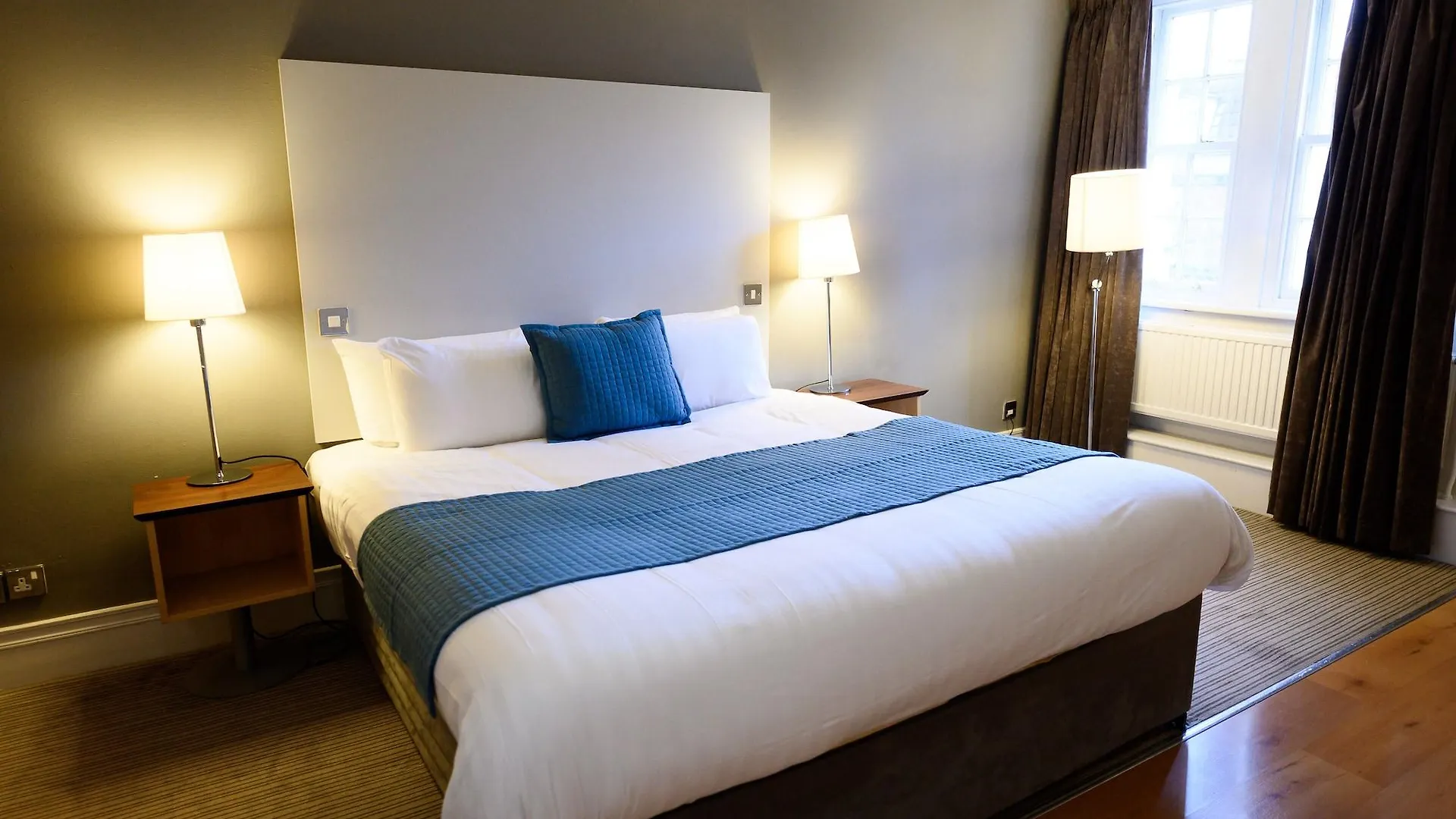 The Angel Hotel Cardiff 3*,  Birleşik Krallık